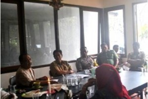 Camat Arcamanik saat berdialog dengan warga terkait TPPS.